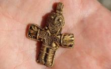 Tiny Viking crucifix could rewrite history