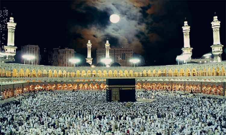 Moon comes directly above Kaaba