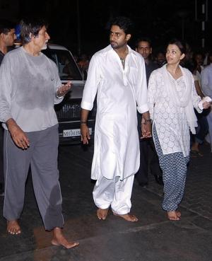 This file photograph taken on May 27, 2008, shows Indian Bollywood actor Amitabh Bachchan (L) as he speaks with his son Abhishek Bachchan (C) and daughter-in-law Aishwarya Rai-Bachchan (2R) as they walk barefoot on their way to pray at The Siddhivinayak Temple in Mumbai. Photo AFP