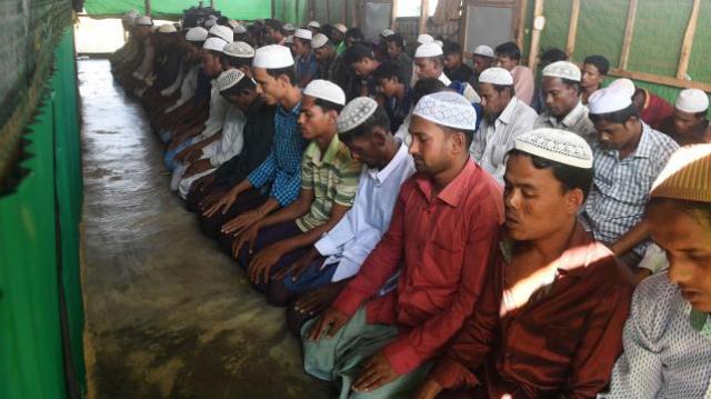 Rohingyas pray for thanks after repatriation halted