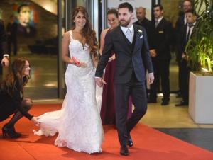 Argentine football star Lionel Messi and bride Antonella Roccuzzo pose for photographers just after their wedding at the City Centre Complex in Rosario, Santa Fe province, Argentina on June 30, 2017. AFP PHOTO